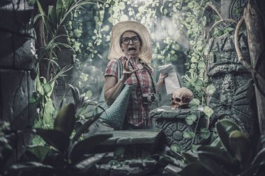 Ormanda kaybolmuş korkmuş genç bir turist, antik kalıntılar ve bir insan kafatası buluyor.