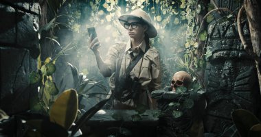 Ormandaki akıllı telefonuyla bağlantı kuramayan hayal kırıklığına uğramış bir kadın için şebeke çekmiyor.