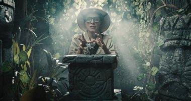 Mutlu kâşif, tropikal ormanda değerli bir hazine, macera ve fantezi konsepti buluyor.