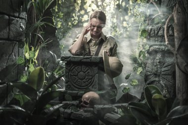 Kaşif kadın ormanda kaybolmuş, çaresiz durumda ve başı çok kötü ağrıyor.