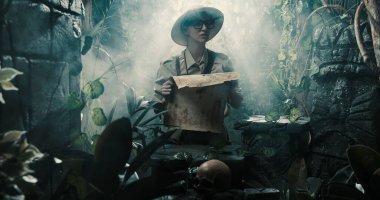 Korkak kâşif ormanda kayboldu. Elinde bir harita var ve eski kalıntılara bakıyor.