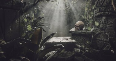 İnsan kafatası ve ormandaki antik kalıntılar, keşif ve macera konsepti