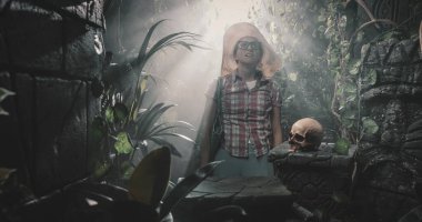 Korkak turist ormanda eski kalıntıları ve insan kafatasını buluyor.