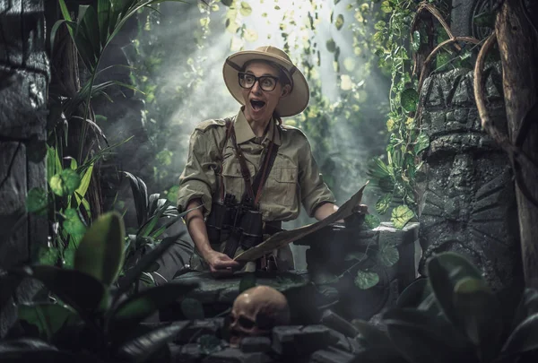 Vrolijke Vrouw Verkennen Van Een Tropische Jungle Met Een Kaart — Stockfoto