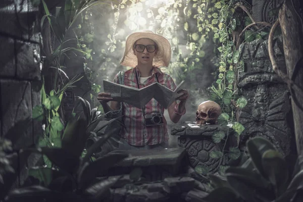 Vicces Turista Elveszett Dzsungelben Egy Térképet Tart Ősi Romok Mellett — Stock Fotó