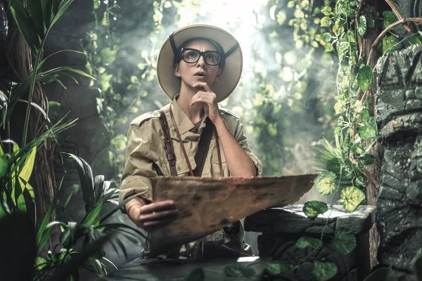 Vintage Ontdekkingsreiziger Wandelen Een Tropisch Bos Met Een Kaart Toerisme — Stockfoto