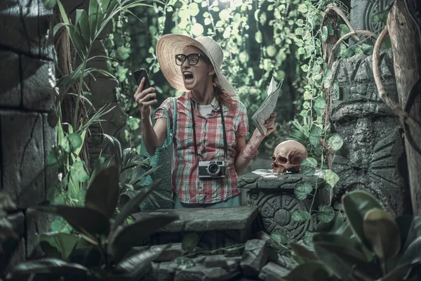 Boos Woedende Vrouw Schreeuwen Haar Smartphone Jungle Verloren Niet Staat — Stockfoto