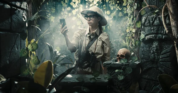 Ormandaki akıllı telefonuyla bağlantı kuramayan hayal kırıklığına uğramış bir kadın için şebeke çekmiyor.