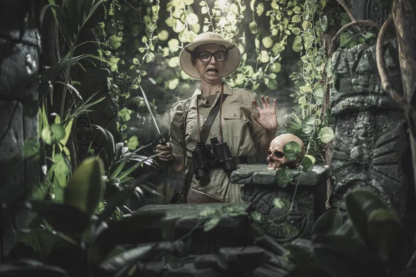 在丛林里行走 发现人头骷髅的探险家感到害怕 感到震惊和厌恶 — 图库照片