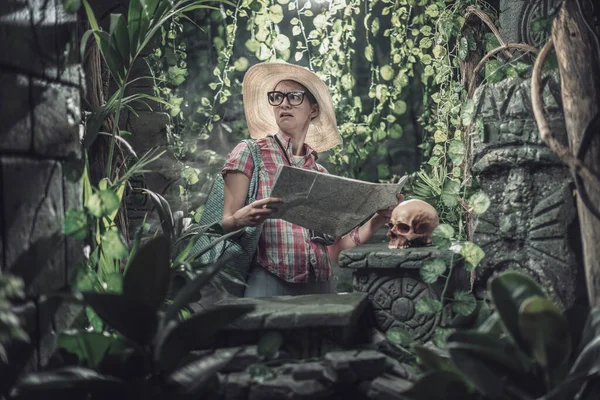 Funny Tourist Lost Jungle She Holding Map Standing Next Ancient — Stock Photo, Image