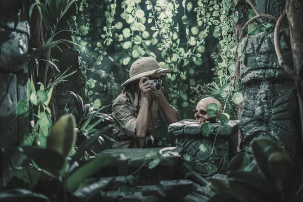 Brave Woman Exploring Jungle Taking Pictures Her Camera She Finds — Stock Photo, Image