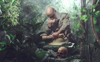 Ormanda klasik stil kaşifi, kaybolmuş ve eli çenesinde düşünüyor.