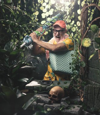 Kızgın turist, bir plaj şemsiyesi kullanarak ormanda bir yılanı öldürmeye çalışıyor.