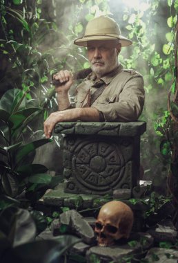 Ormanı keşfeden cesur maceraperest, antik harabelerin yanında bir palayla poz veriyor.