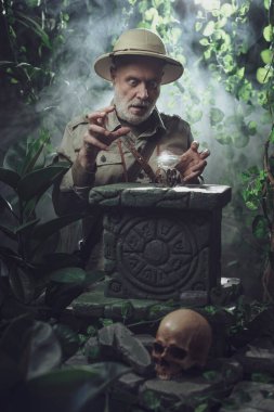 Cesur maceracı ormanda antik kalıntılar ve değerli bir mücevher buluyor.