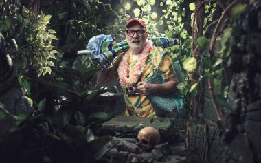 Ormanda elinde bir plaj şemsiyesi taşıyan mutsuz, korkmuş turist, yanlış yere ulaştı.