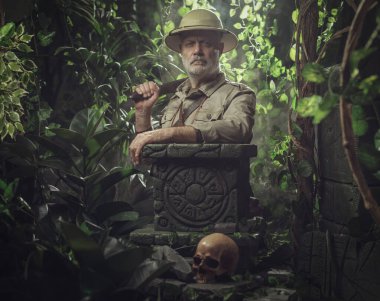 Ormanı keşfeden cesur maceraperest, antik harabelerin yanında bir palayla poz veriyor.