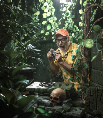 Korkmuş turist ormanda bir yılan buluyor. Çığlık atıyor ve kamerasını tutuyor.