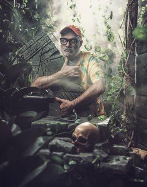 Sorumsuz turist tropikal ormanda antik bir heykeli çalıyor.