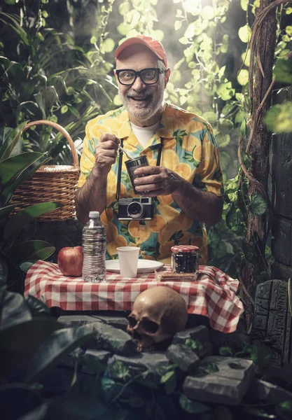 自然の中でピクニックをしている幸せな観光客 彼は古代の遺跡と頭蓋骨の隣に昼食を取っています — ストック写真