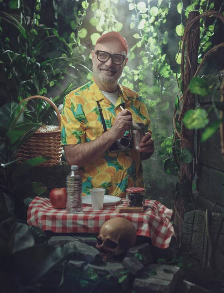 Turista Feliz Fazendo Piquenique Natureza Ele Está Almoçando Lado Ruínas — Fotografia de Stock