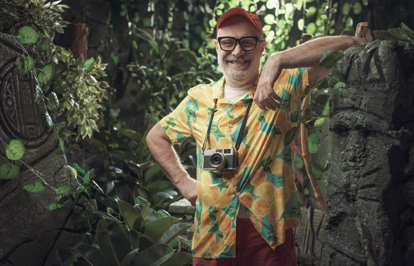 Divertido Turista Con Cámara Posando Selva Apoya Ruinas Antiguas — Foto de Stock