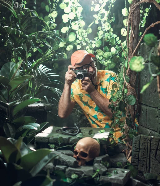 有趣而快乐的游客在丛林里探险 用相机拍照 — 图库照片