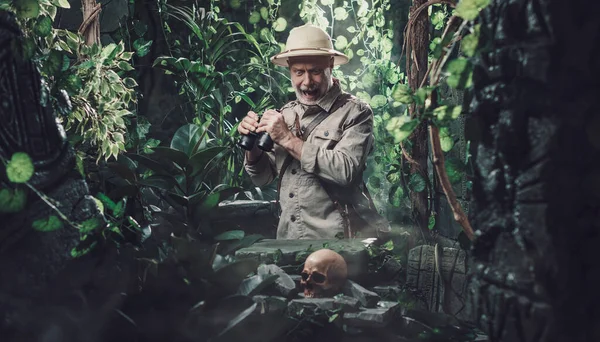 Vyděšený Badatel Kráčí Džunglí Drží Dalekohled Najde Lidskou Lebku Starobylé — Stock fotografie