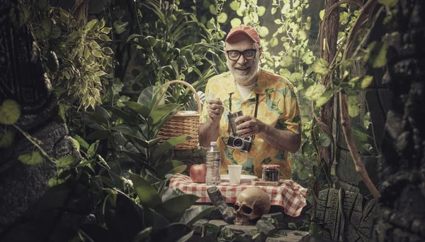 Lycklig Turist Som Har Picknick Vildmarken Han Äter Lunch Bredvid — Stockfoto