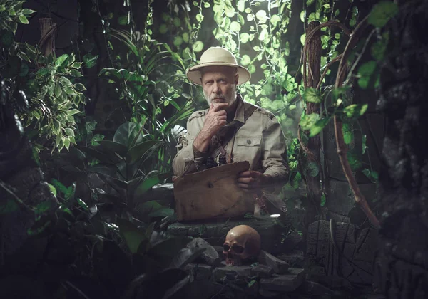 Brave Explorateur Dans Jungle Tropicale Vérifie Une Carte — Photo