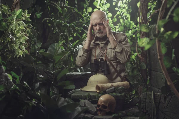 ジャングルでサファリ中に頭痛がした探検家彼は寺院に触れています — ストック写真
