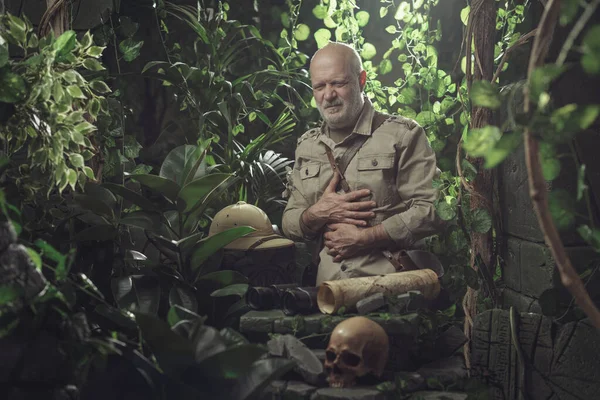 ジャングルでひどい胃の痛みを持つ絶望的な探検家 — ストック写真