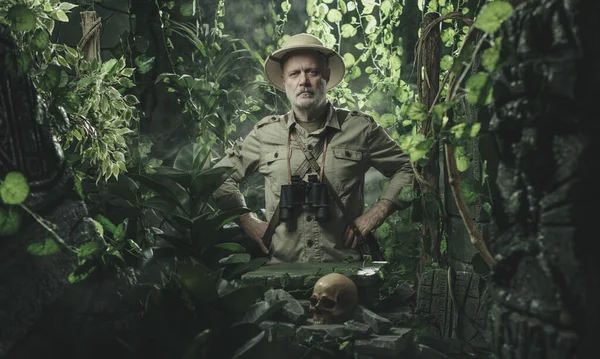 Brave Adventurer Exploring Jungle Looking Finds Ancient Ruins — Stock Photo, Image