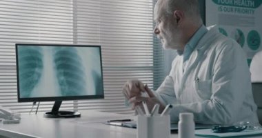 Profesyonel doktor ofisinde tıbbi kayıtları kontrol ediyor.