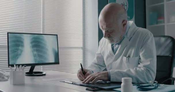 Medicul scrie o rețetă medicală pentru un pacient — Videoclip de stoc