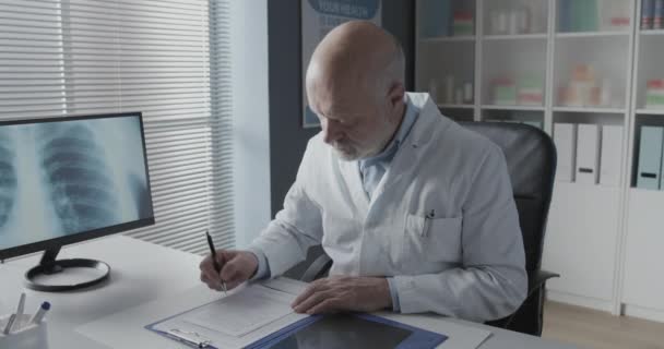 Доктор делает предупреждение своему пациенту — стоковое видео