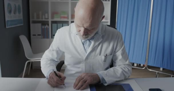 Доктор делает предупреждение своему пациенту — стоковое видео