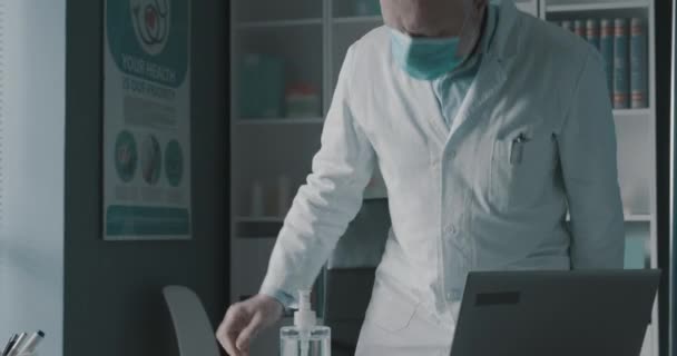 Az orvos a koronavírus pandémia alatt dolgozik — Stock videók