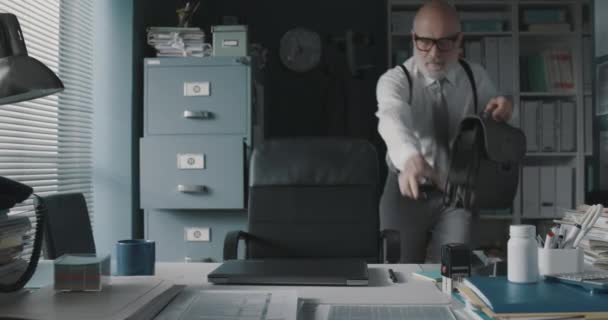 Zakenman zit achter het bureau en werkt — Stockvideo