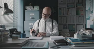 Ofis çalışanı bir yığın evrakı damgaladı.