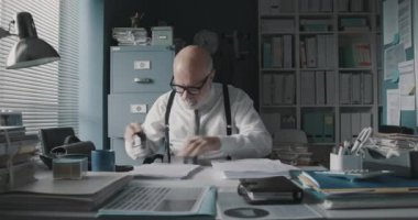 Kağıtları damgalayan etkili bir çalışan.