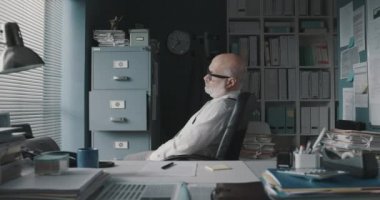 Tembel işadamı işte vakit kaybediyor