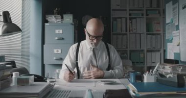 İş adamı mide ağrısı için ağrı kesici alıyor.