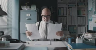 Stresli işadamı çarşafları buruşturup bağırıyor.