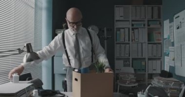 Çalışan eşyalarını toplayıp ofisten çıkıyor.