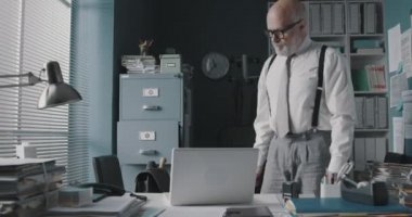 Kızgın işadamı bilgisayarını yok ediyor.