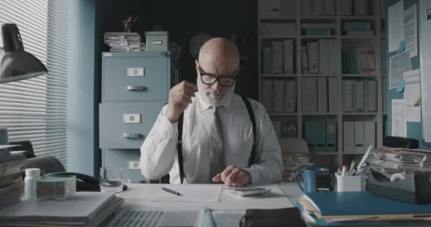 Utmattad affärsman som arbetar på kontoret — Stockvideo
