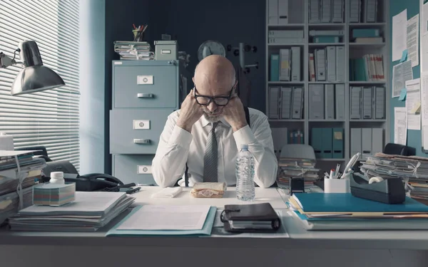 Uomo Affari Aziendale Che Triste Pranzo Sulla Scrivania Solo Ufficio — Foto Stock