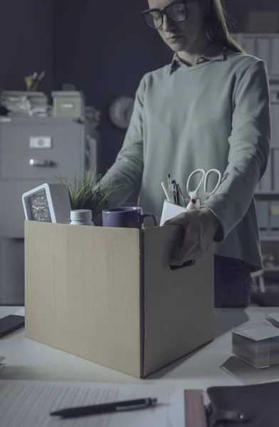 Sad Woman Packing Her Belongings Office Being Fired — Fotografia de Stock