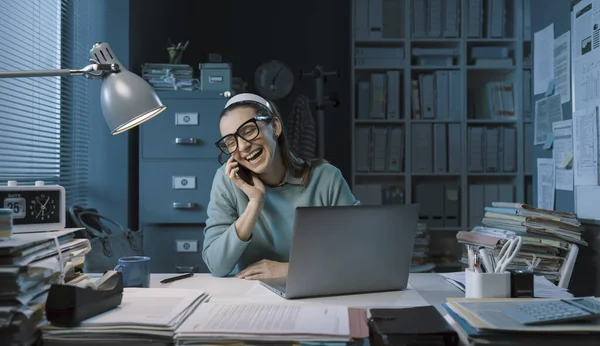 Lazy Office Worker Sitting Desk Talking Phone Her Friends — Stock Fotó